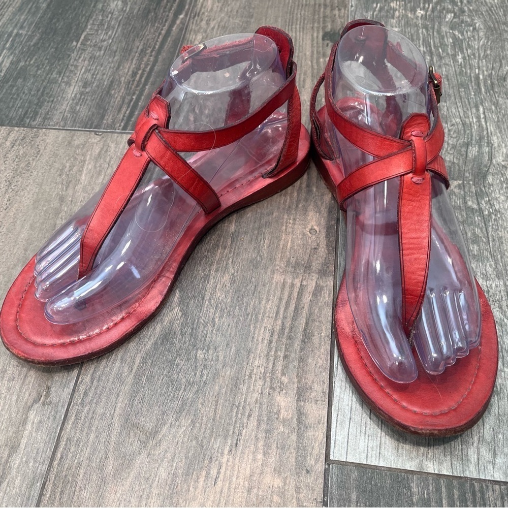 Frye Women’s Size 7.0 M Rachel T Strap red sandal